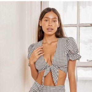 LULÚS Gingham Tie Front Top. Size M. P